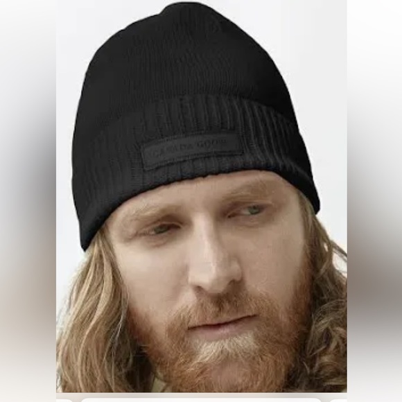 Canada goose 🔥❣️‼️emblem Beanie Tonal
This versatile, rib-knit beanie - Picture 3 of 6